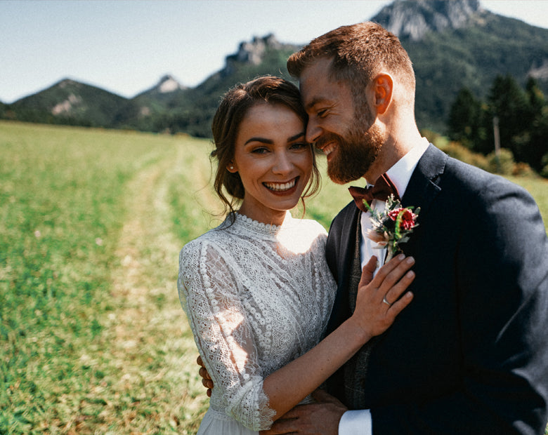 Anna wears Peony Low Ivory