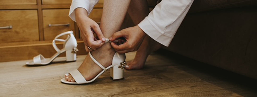 Jessica wears Arabella Block Mid Blossom Small Gold