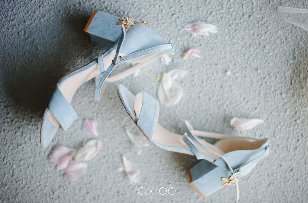 Jessica wears Arabella Block Mid Blue Blossom Small Gold